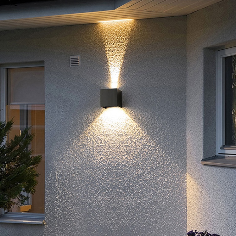Adjustable outdoor wall lamp
